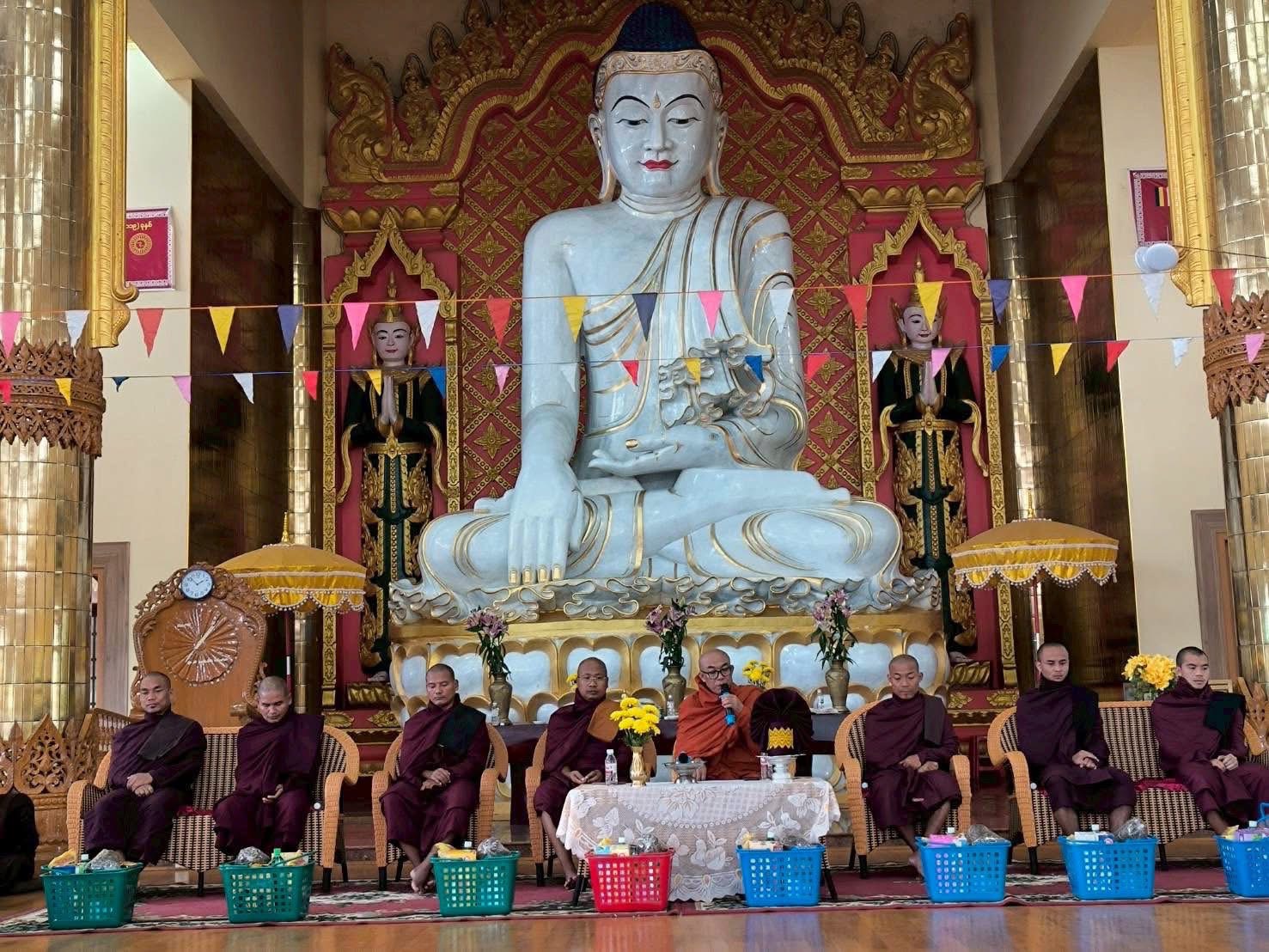 緬甸直桑節，弄曼、仰光供養出家眾袈裟