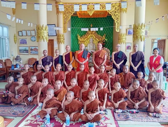 《弄曼前比丘到Hmawbi 任教，學院供養藥品》