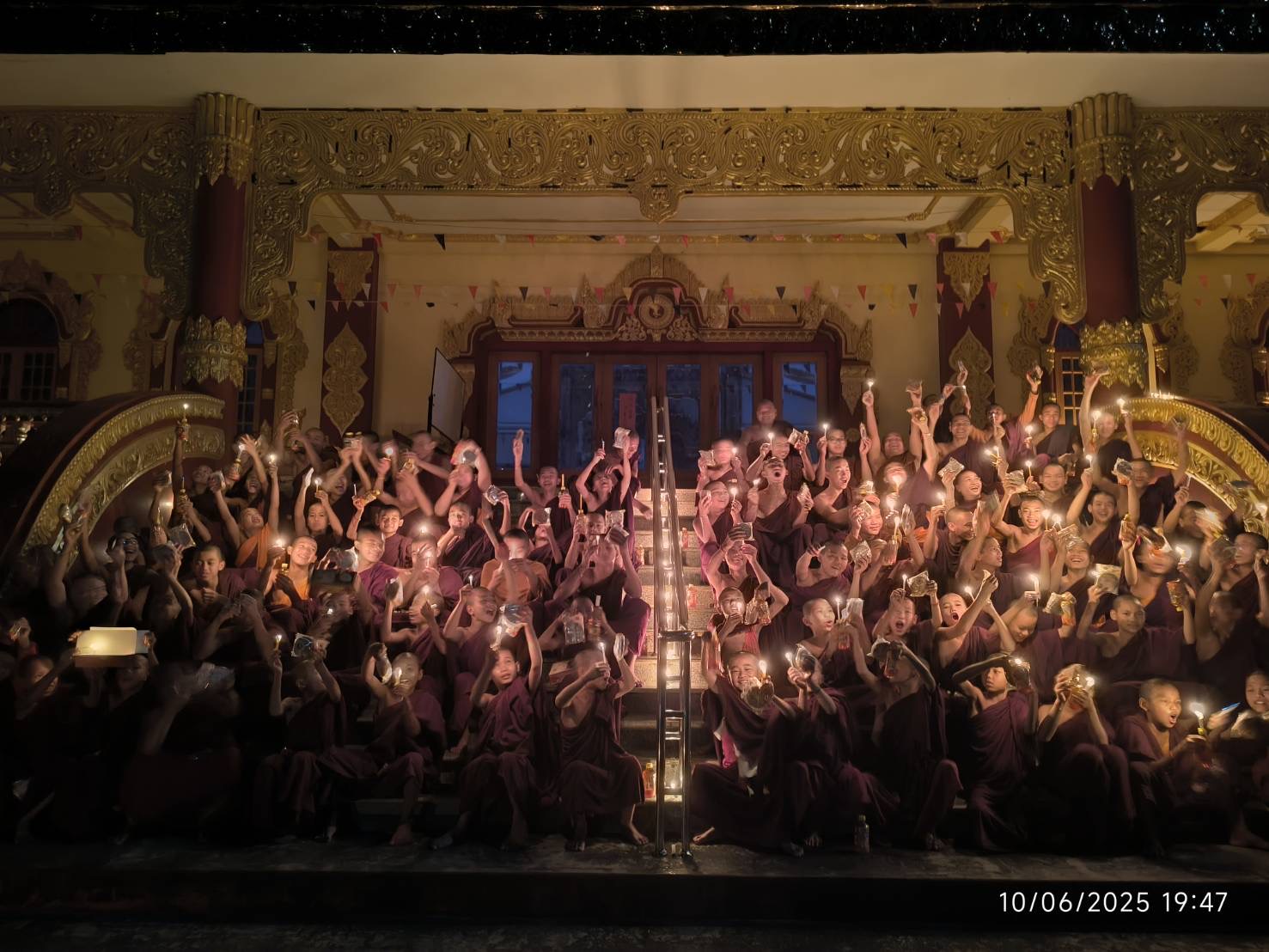 《緬甸點燈節，學院沙彌自製燈籠》