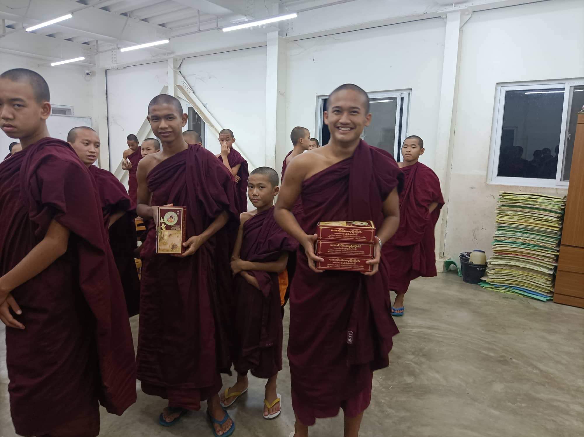 中秋賞月圓，學院供養沙彌月餅